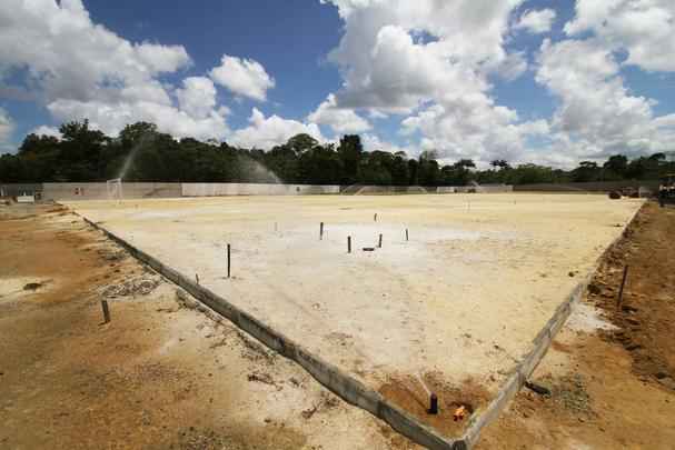 Em meio  polmica da venda de ovos para arrecadar fundos para o centro de treinamento, Santa Cruz inicia instalao do primeiro gramado do CT