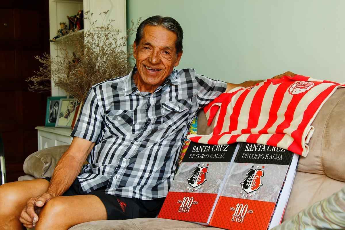 Gena participou da campanha do hexacampeonato pernambucano do Nutico, entre 1963-1968 e do pentacampeonato do Santa Cruz, entre 1969-1973
