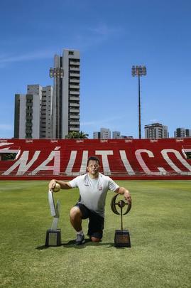 Cada vez mais perto da volta para casa, ex-camisa 11 conta como identificao com o estdio foi construda