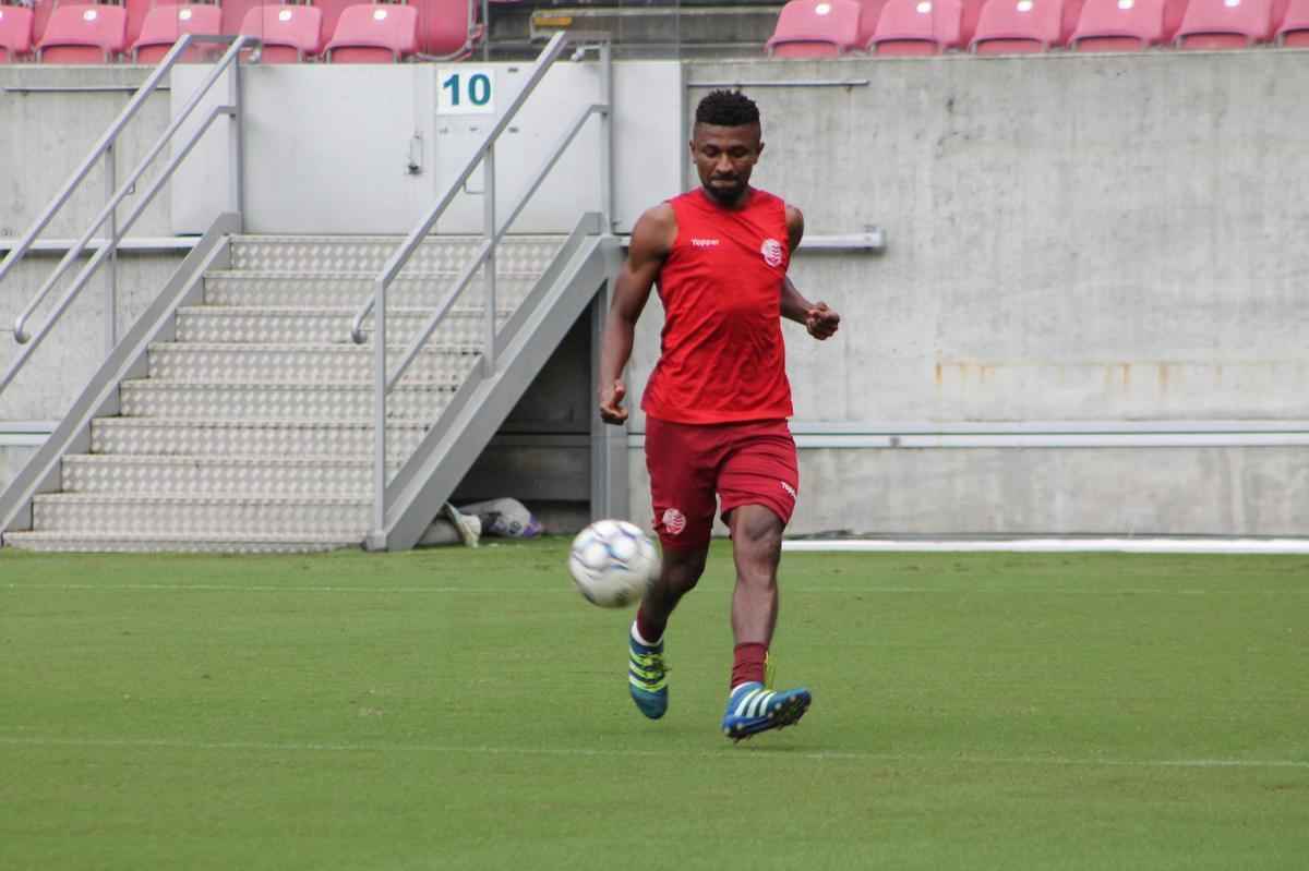 Lateral esquerdo: Assis