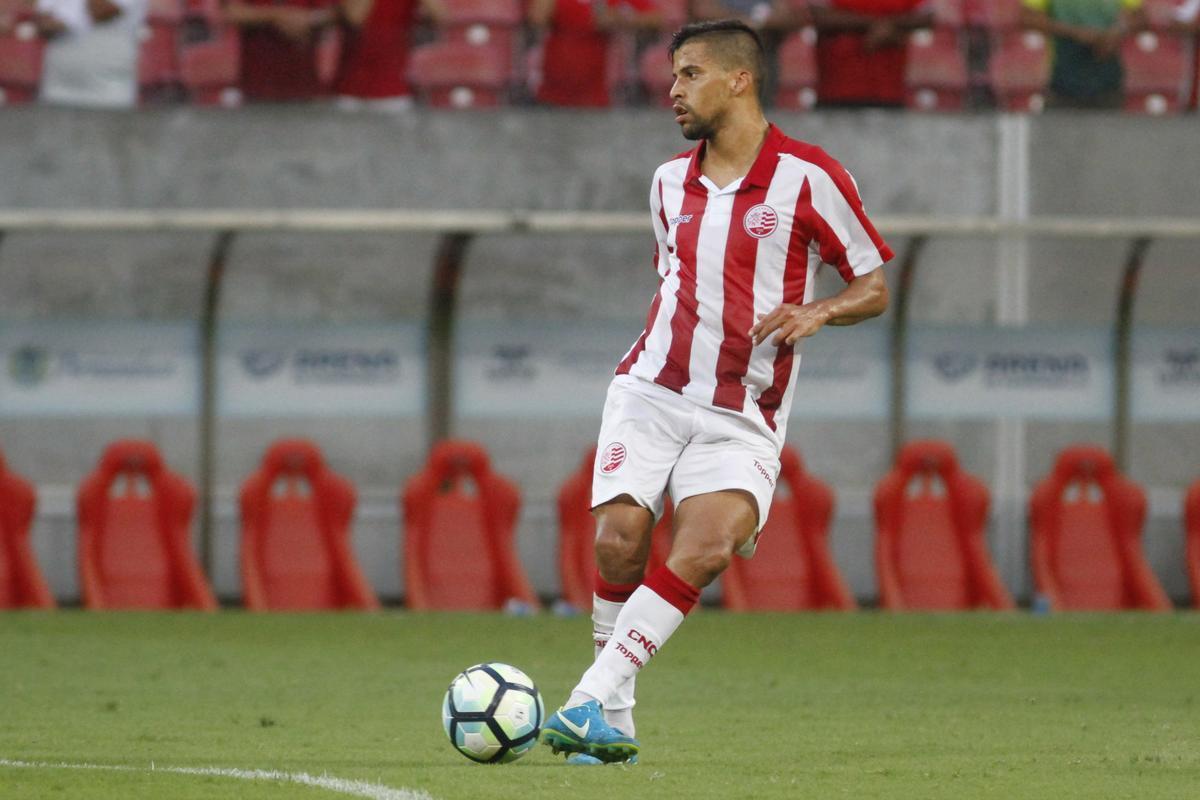 Lateral esquerdo: Gabriel Arajo