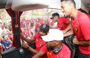 Torcida do Sport enche rua para receber time antes de jogo com Flamengo, na Ilha do Retiro, pela 35 rodada da Srie A