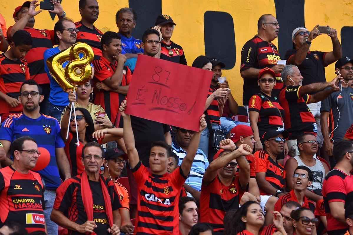 Jogadores entraram no gramado recebendo grande apoio da torcida 