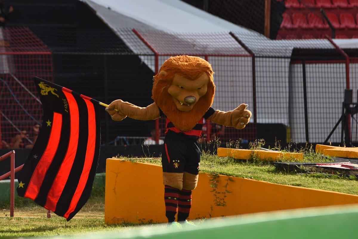 Jogadores entraram no gramado recebendo grande apoio da torcida 