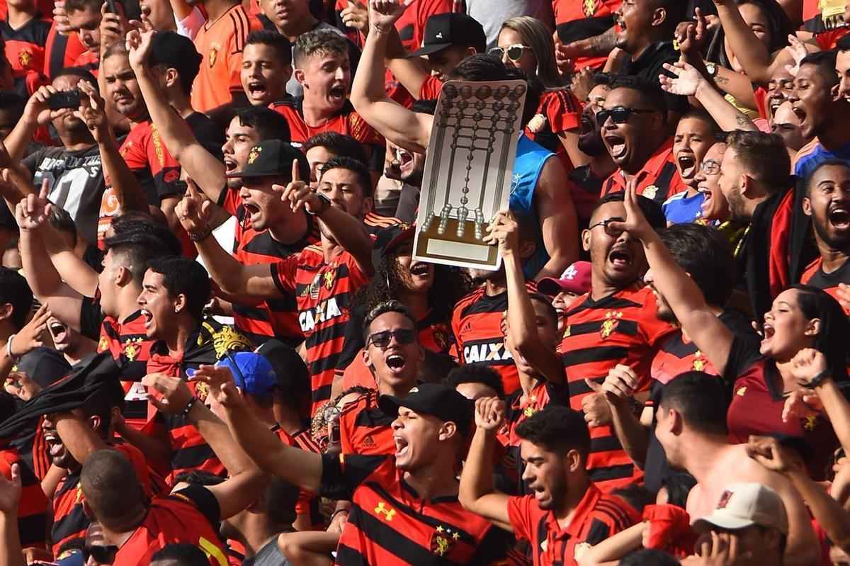 Jogadores entraram no gramado recebendo grande apoio da torcida 