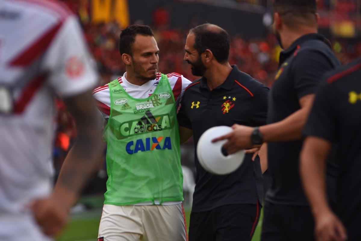 Jogadores entraram no gramado recebendo grande apoio da torcida 