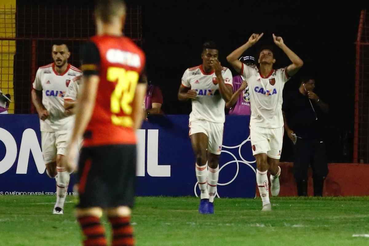 Duelo foi marcado pela improdutiva ofensiva do Rubro-negro pernambucano