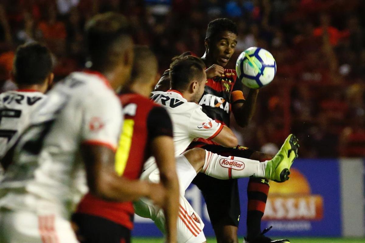 Duelo foi marcado pela improdutiva ofensiva do Rubro-negro pernambucano