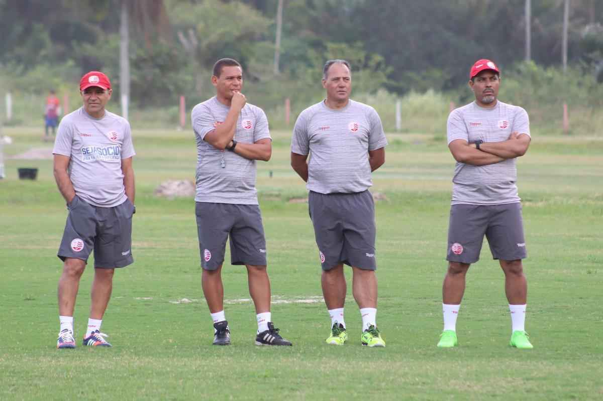 Apenas 14 dos 22 jogadores esperados compareceram ao treinamento nesta segunda-feira