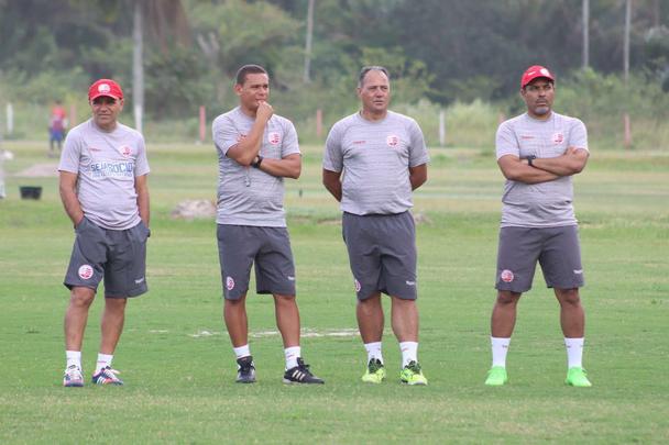 Apenas 14 dos 22 jogadores esperados compareceram ao treinamento nesta segunda-feira