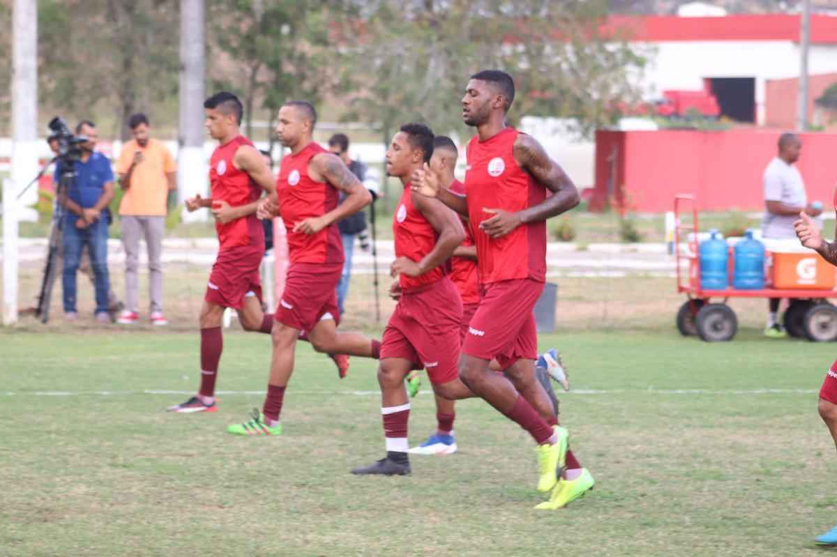 Apenas 14 dos 22 jogadores esperados compareceram ao treinamento nesta segunda-feira