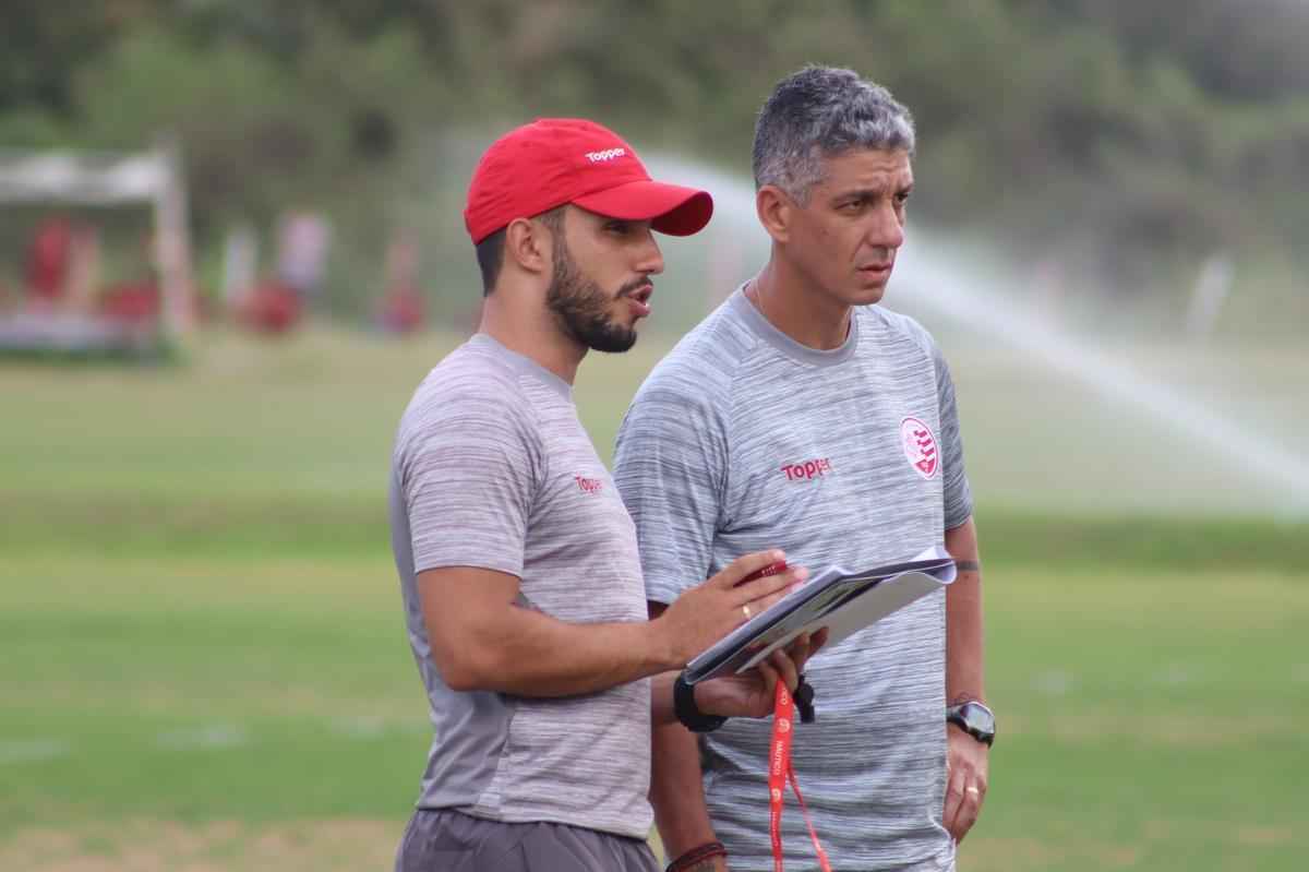 Apenas 14 dos 22 jogadores esperados compareceram ao treinamento nesta segunda-feira