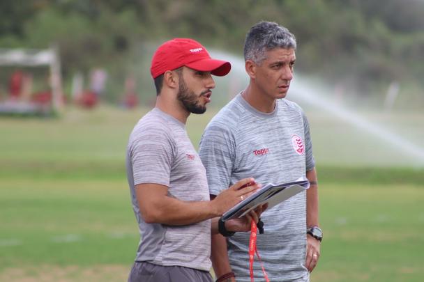 Apenas 14 dos 22 jogadores esperados compareceram ao treinamento nesta segunda-feira
