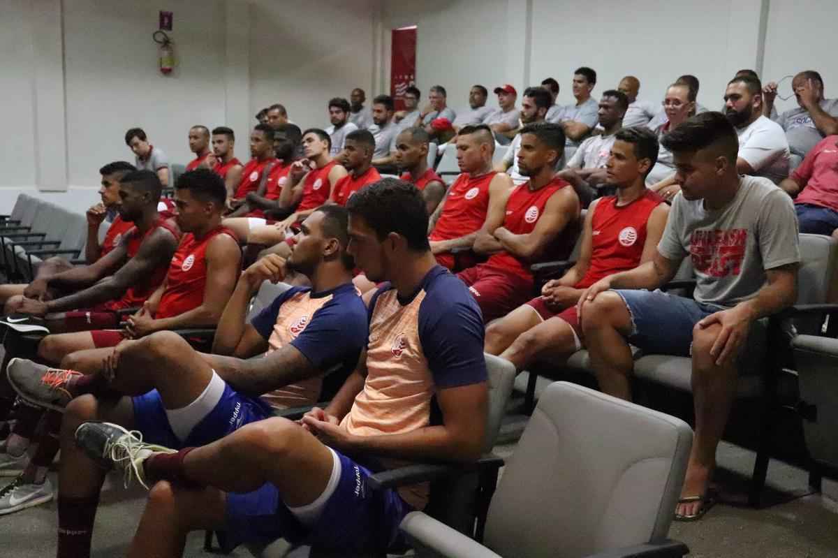 Apenas 14 dos 22 jogadores esperados compareceram ao treinamento nesta segunda-feira