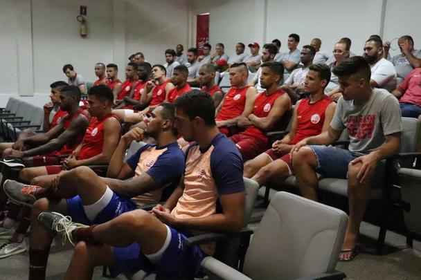 Apenas 14 dos 22 jogadores esperados compareceram ao treinamento nesta segunda-feira