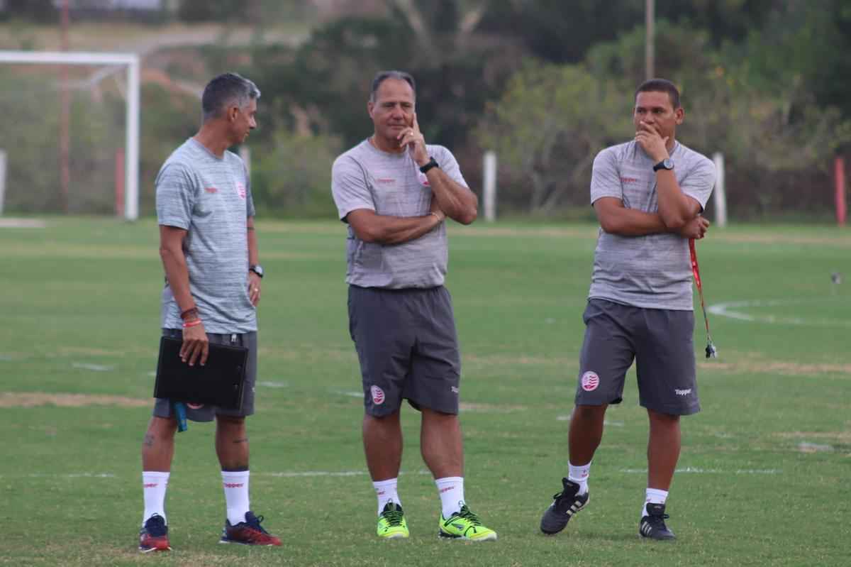 Apenas 14 dos 22 jogadores esperados compareceram ao treinamento nesta segunda-feira