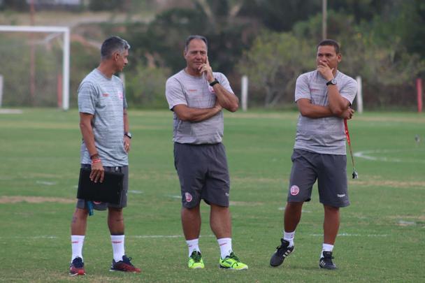 Apenas 14 dos 22 jogadores esperados compareceram ao treinamento nesta segunda-feira