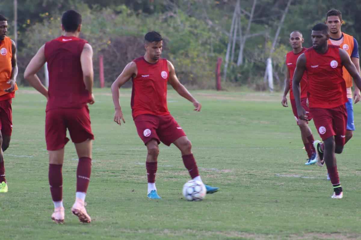 Apenas 14 dos 22 jogadores esperados compareceram ao treinamento nesta segunda-feira