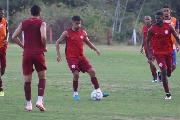 Apenas 14 dos 22 jogadores esperados compareceram ao treinamento nesta segunda-feira