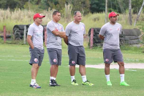 Apenas 14 dos 22 jogadores esperados compareceram ao treinamento nesta segunda-feira