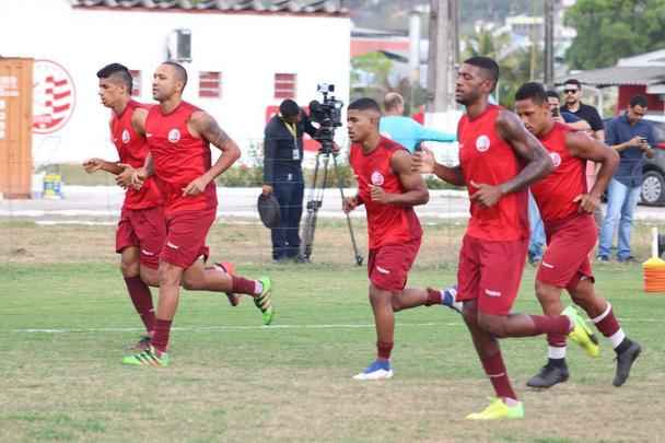 Apenas 14 dos 22 jogadores esperados compareceram ao treinamento nesta segunda-feira