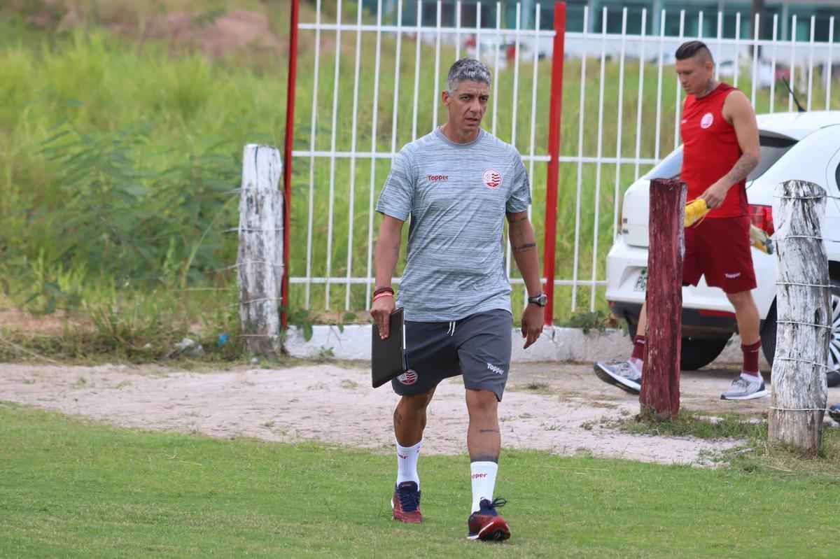 Apenas 14 dos 22 jogadores esperados compareceram ao treinamento nesta segunda-feira