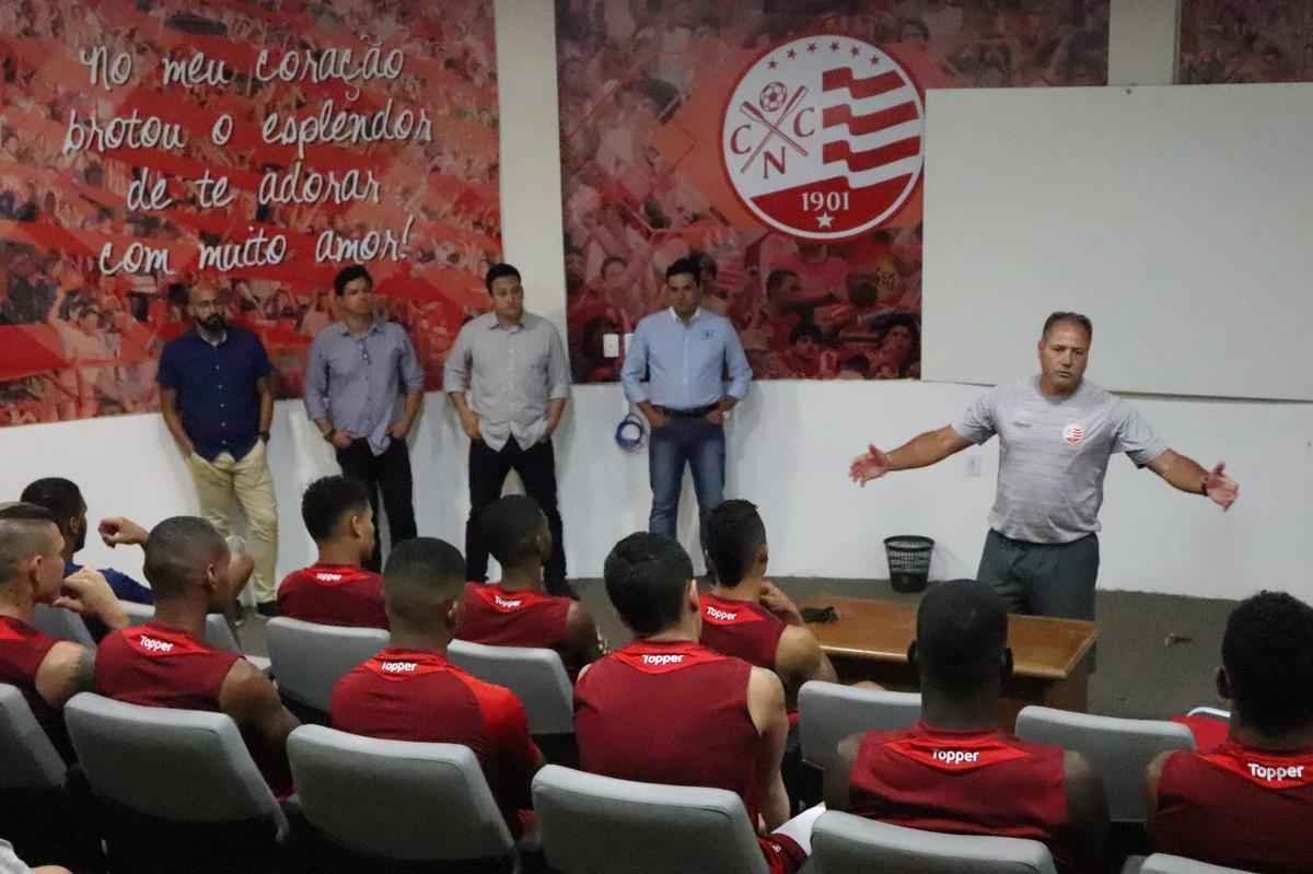 Apenas 14 dos 22 jogadores esperados compareceram ao treinamento nesta segunda-feira