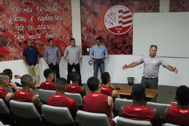 Apenas 14 dos 22 jogadores esperados compareceram ao treinamento nesta segunda-feira