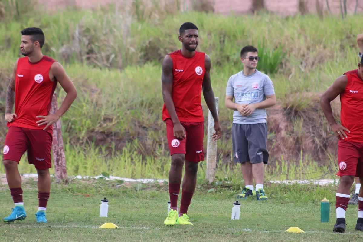 Apenas 14 dos 22 jogadores esperados compareceram ao treinamento nesta segunda-feira