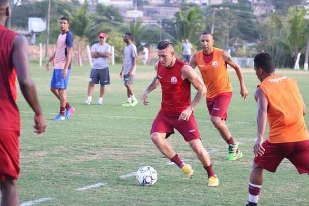 Apenas 14 dos 22 jogadores esperados compareceram ao treinamento nesta segunda-feira