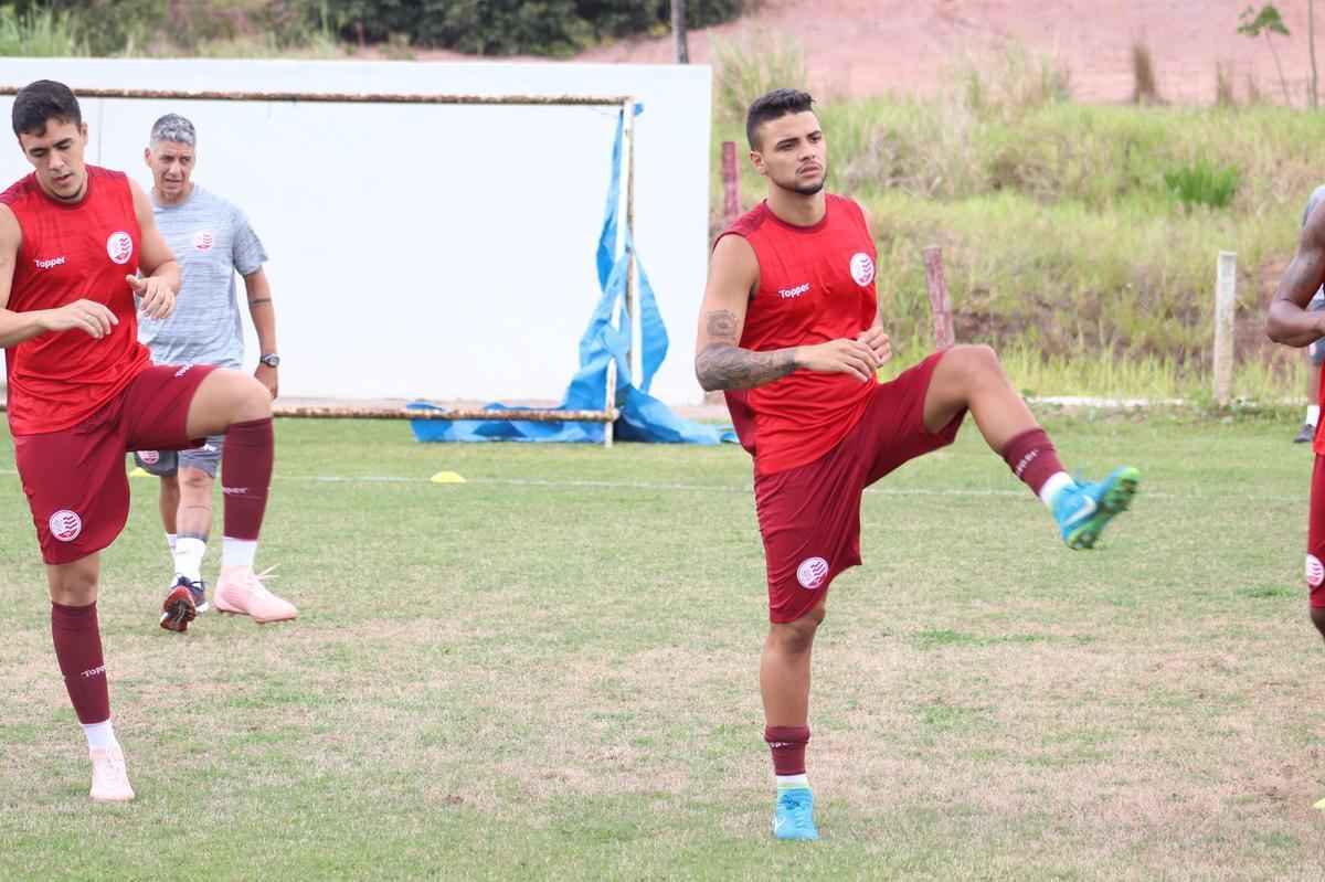 Apenas 14 dos 22 jogadores esperados compareceram ao treinamento nesta segunda-feira