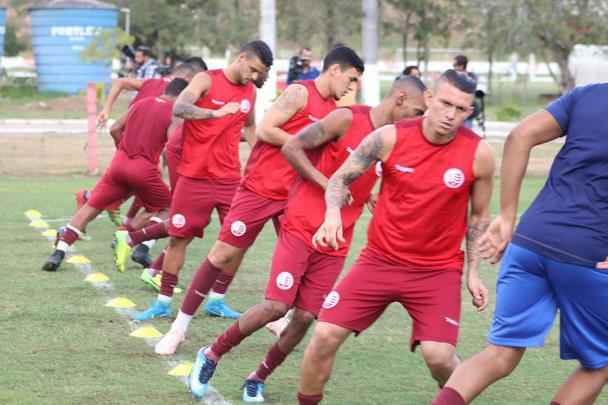 Apenas 14 dos 22 jogadores esperados compareceram ao treinamento nesta segunda-feira