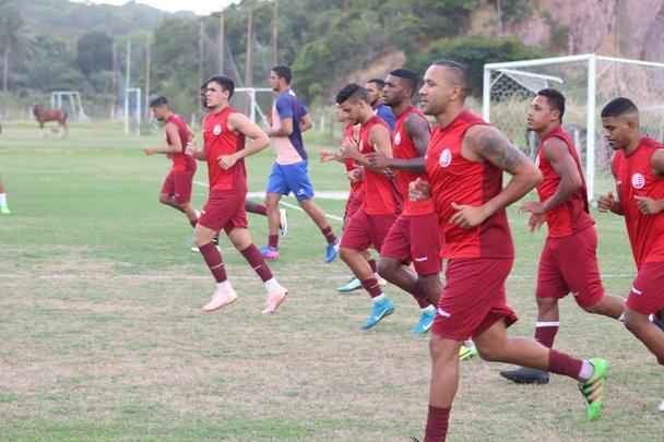 Apenas 14 dos 22 jogadores esperados compareceram ao treinamento nesta segunda-feira
