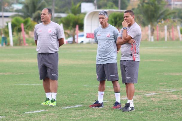 Apenas 14 dos 22 jogadores esperados compareceram ao treinamento nesta segunda-feira