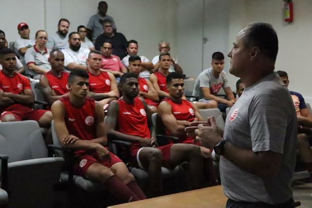 Apenas 14 dos 22 jogadores esperados compareceram ao treinamento nesta segunda-feira