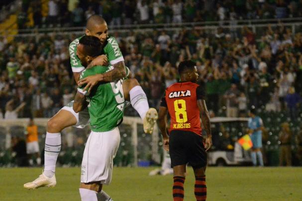 Em partida válida pela 36ª rodada do Brasileirão, equipes fizeram confronto direto na briga contra o rebaixamento