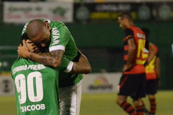 Em partida válida pela 36ª rodada do Brasileirão, equipes fizeram confronto direto na briga contra o rebaixamento