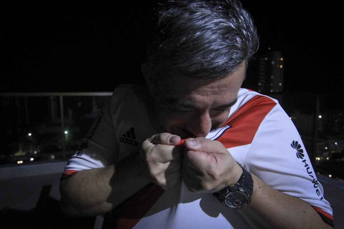 Diego Chaves e Claudio Albarellos, enteado e padrasto, vivem ansiedade para o jogo mais importante do Superclssico argentino, entre Boca Juniors e River Plate, na final da Libertadores 