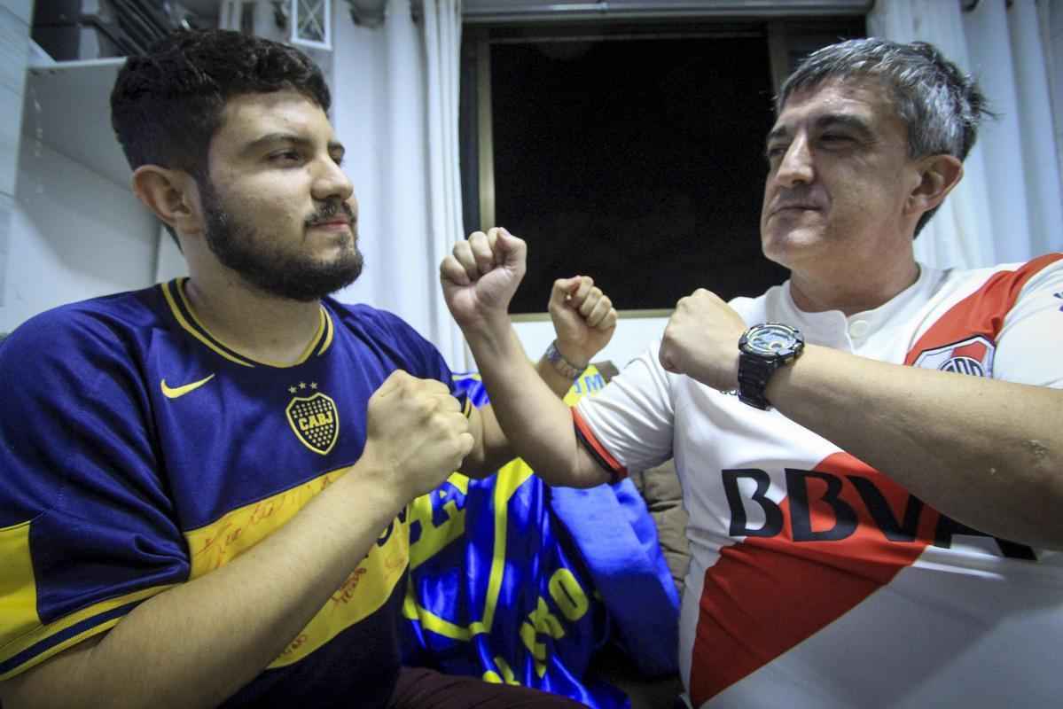 Diego Chaves e Claudio Albarellos, enteado e padrasto, vivem ansiedade para o jogo mais importante do Superclssico argentino, entre Boca Juniors e River Plate, na final da Libertadores 