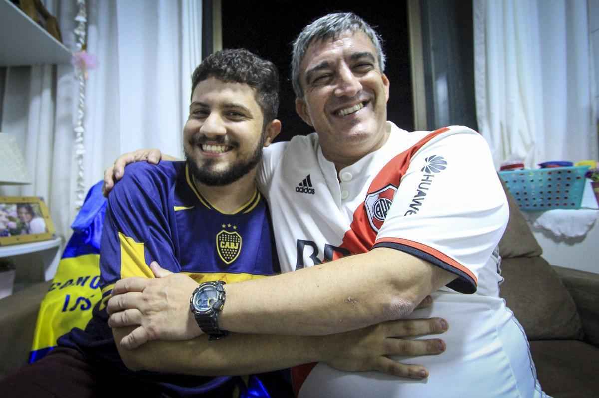 Diego Chaves e Claudio Albarellos, enteado e padrasto, vivem ansiedade para o jogo mais importante do Superclssico argentino, entre Boca Juniors e River Plate, na final da Libertadores 