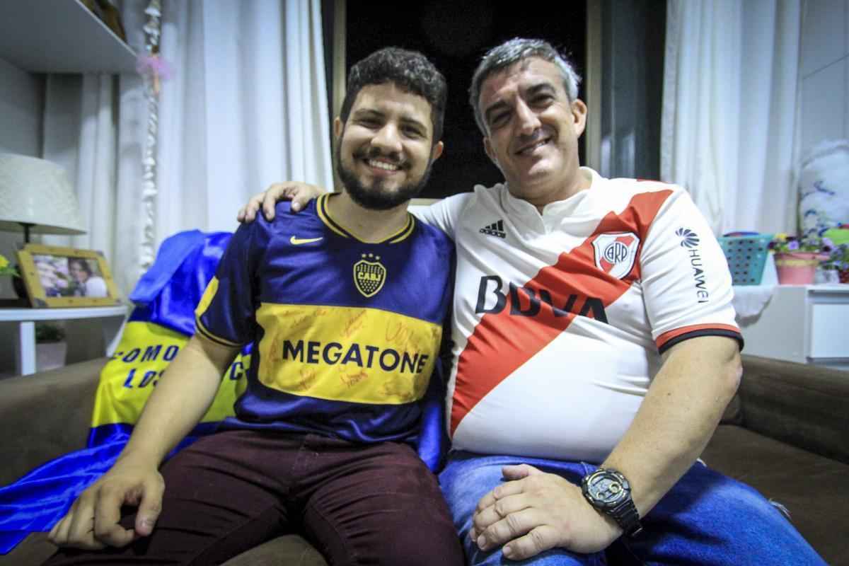 Diego Chaves e Claudio Albarellos, enteado e padrasto, vivem ansiedade para o jogo mais importante do Superclssico argentino, entre Boca Juniors e River Plate, na final da Libertadores 