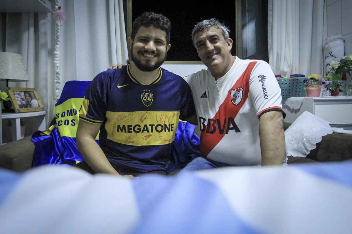 Diego Chaves e Claudio Albarellos, enteado e padrasto, vivem ansiedade para o jogo mais importante do Superclssico argentino, entre Boca Juniors e River Plate, na final da Libertadores 