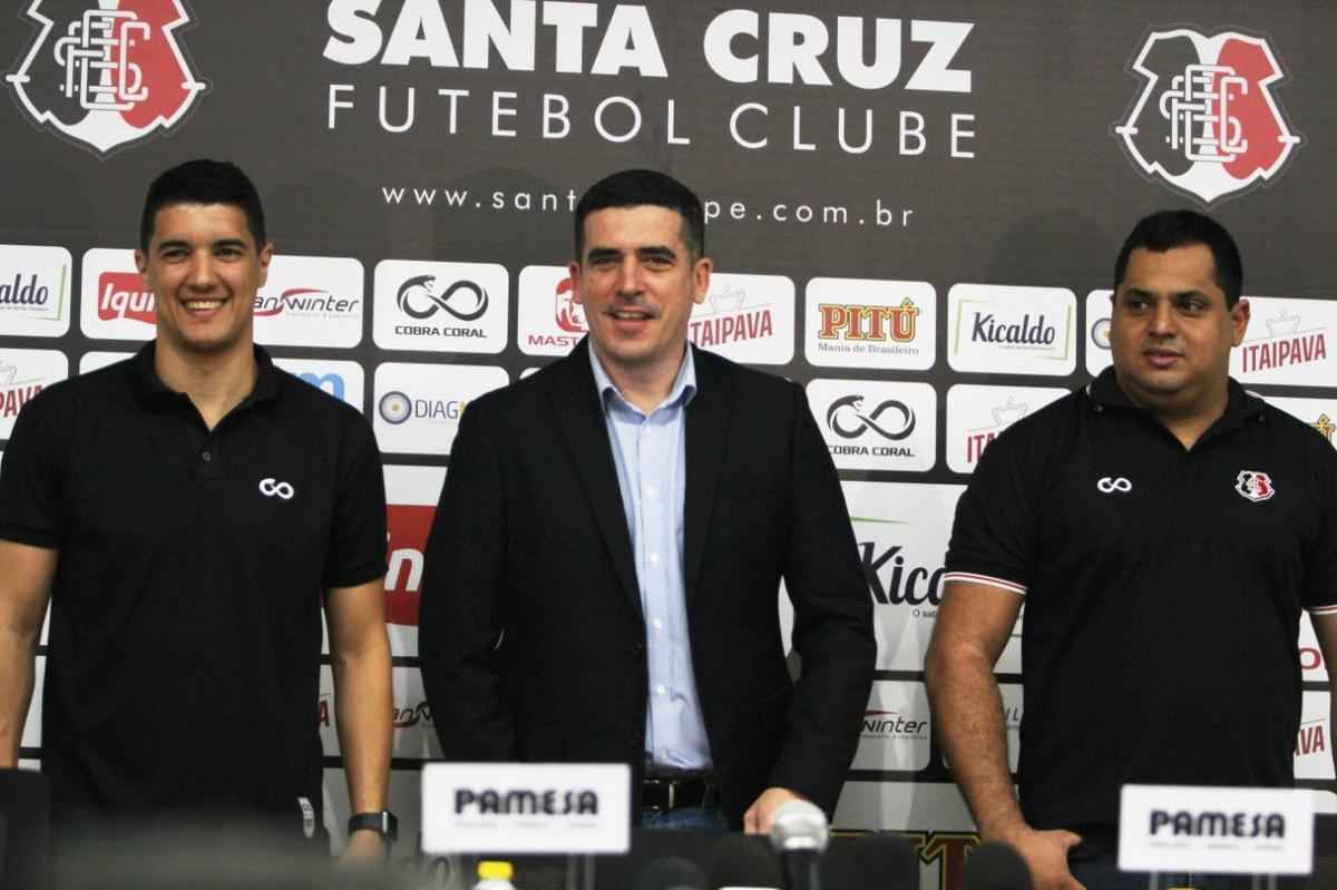 Leston Jnior foi oficialmente apresentado pelo Santa Cruz na manh desta segunda-feira, dia 26 de novembro, no Arruda