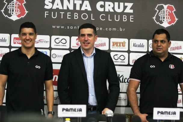 Leston Júnior foi oficialmente apresentado pelo Santa Cruz na manhã desta segunda-feira, dia 26 de novembro, no Arruda