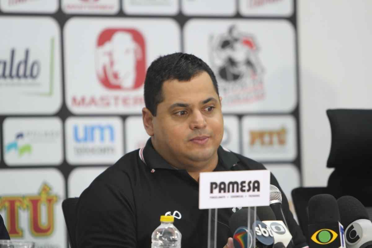 Leston Jnior foi oficialmente apresentado pelo Santa Cruz na manh desta segunda-feira, dia 26 de novembro, no Arruda