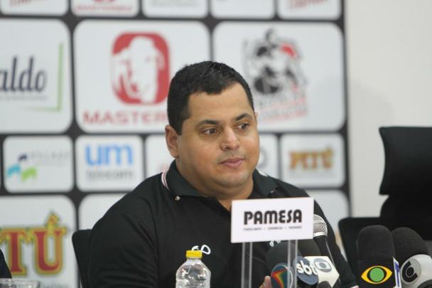 Leston Júnior foi oficialmente apresentado pelo Santa Cruz na manhã desta segunda-feira, dia 26 de novembro, no Arruda