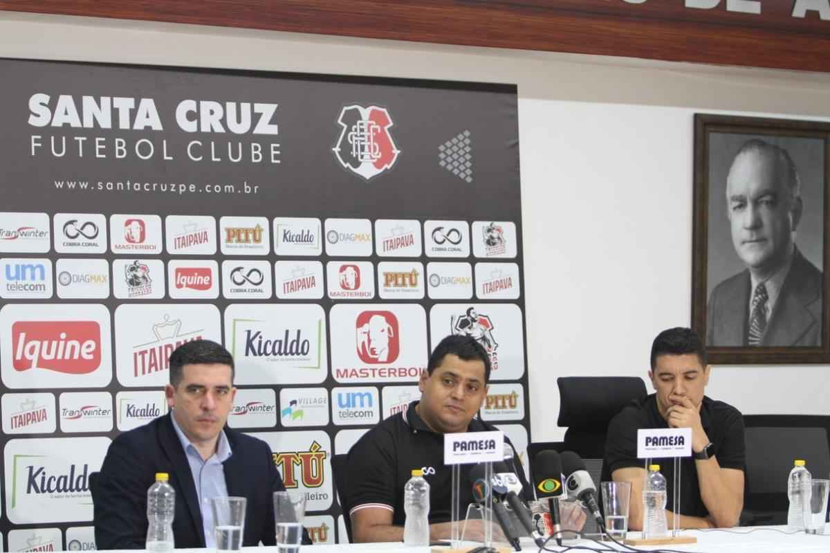 Leston Jnior foi oficialmente apresentado pelo Santa Cruz na manh desta segunda-feira, dia 26 de novembro, no Arruda