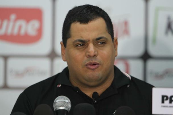 Leston Júnior foi oficialmente apresentado pelo Santa Cruz na manhã desta segunda-feira, dia 26 de novembro, no Arruda