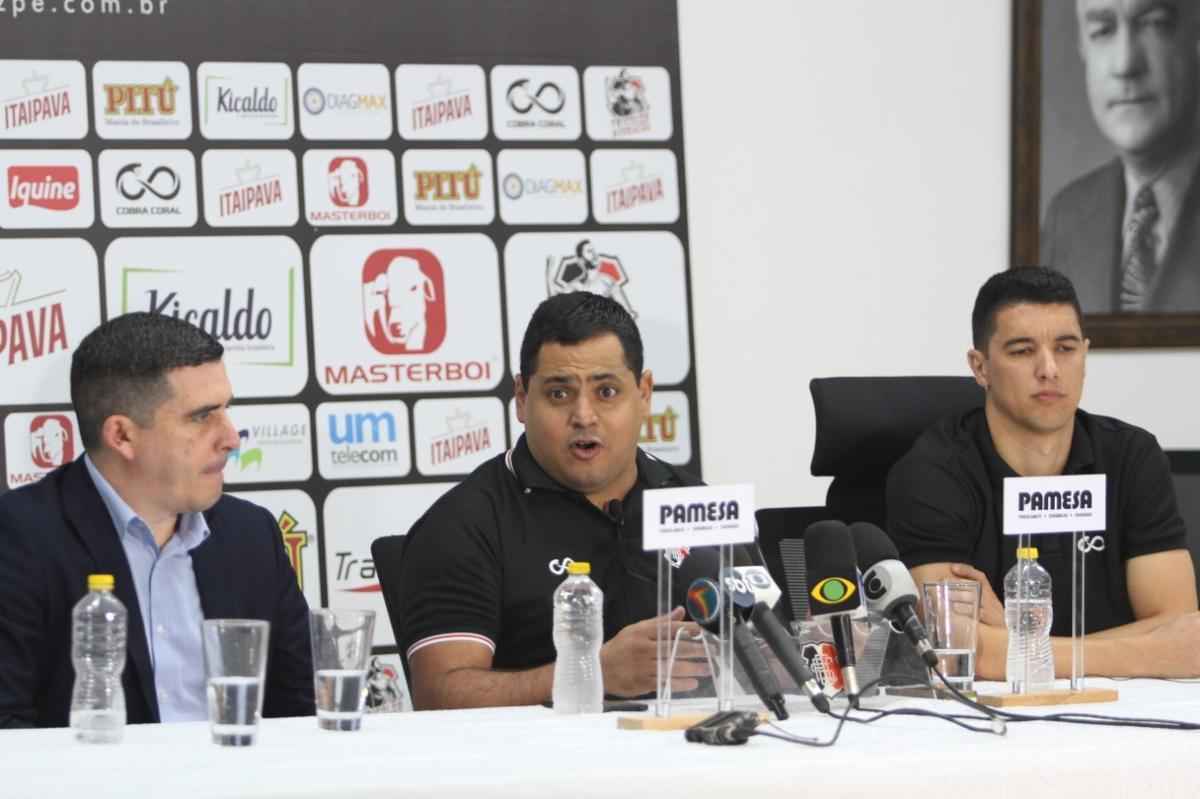 Leston Jnior foi oficialmente apresentado pelo Santa Cruz na manh desta segunda-feira, dia 26 de novembro, no Arruda