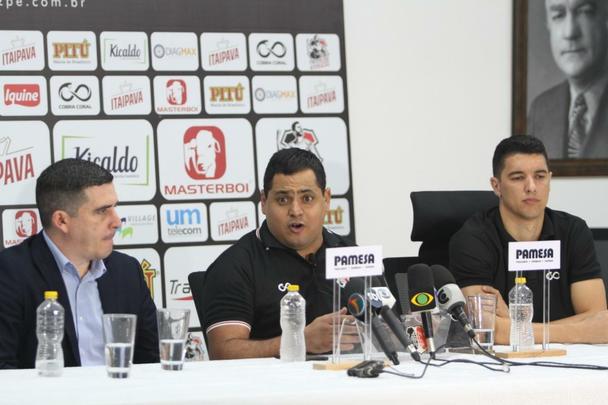 Leston Júnior foi oficialmente apresentado pelo Santa Cruz na manhã desta segunda-feira, dia 26 de novembro, no Arruda